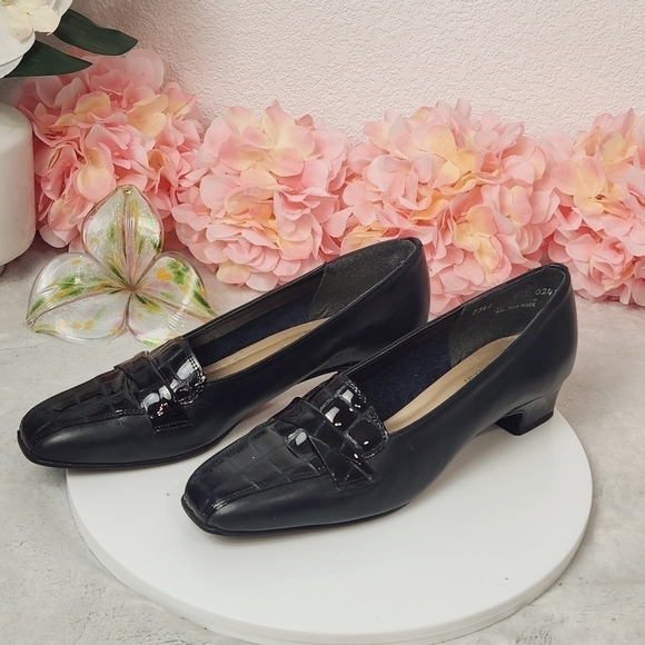 VINTAGE Magdesians Black Leather Block Heed Slip on Shoes Size: 8 - Picture 1 of 13